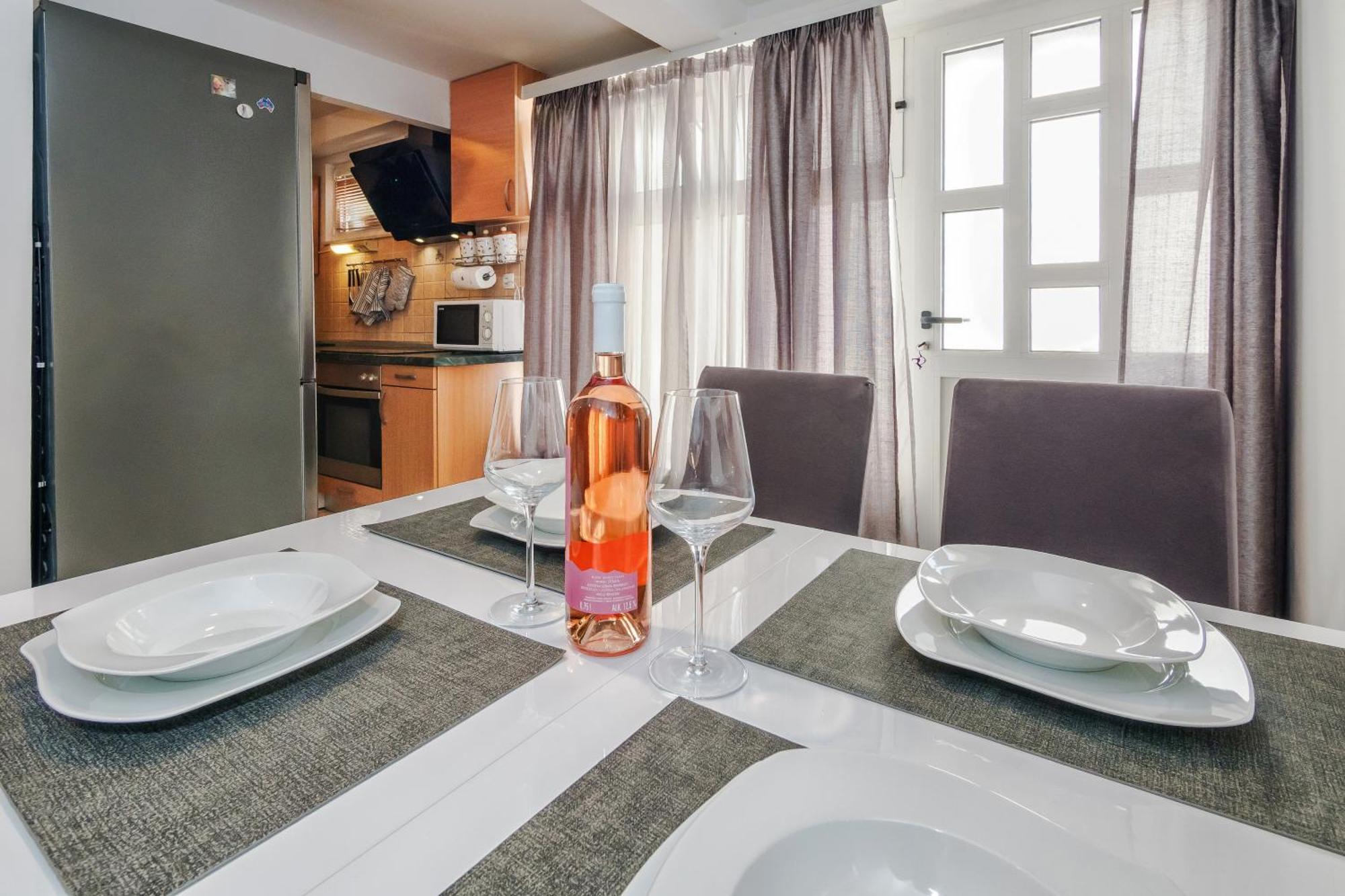 Relaxing 2Bd Apartment, Ground Floor - Walk To Old Town Split Bagian luar foto