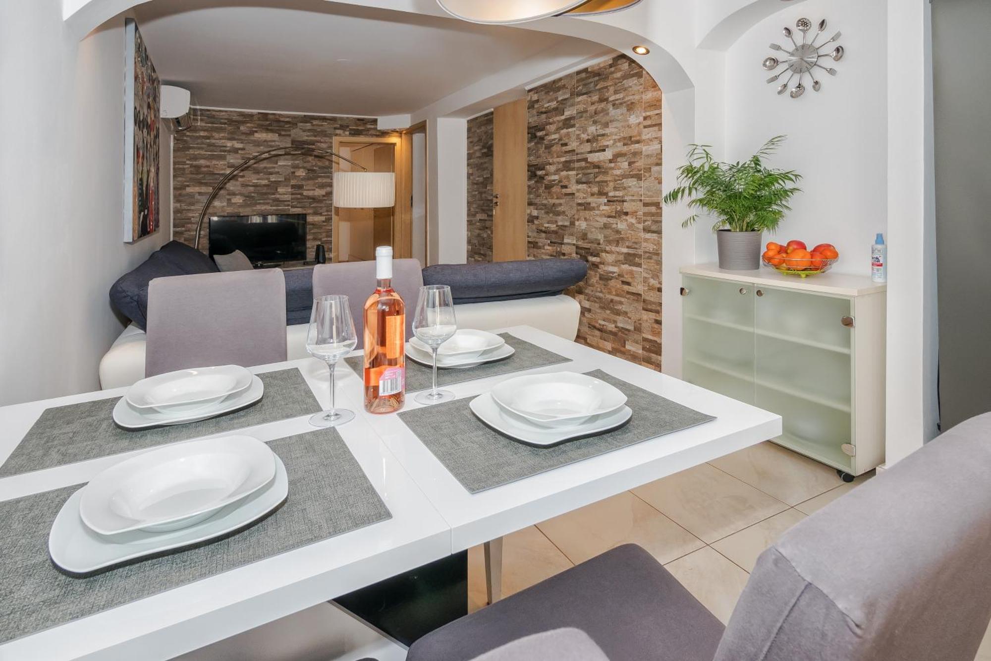 Relaxing 2Bd Apartment, Ground Floor - Walk To Old Town Split Bagian luar foto