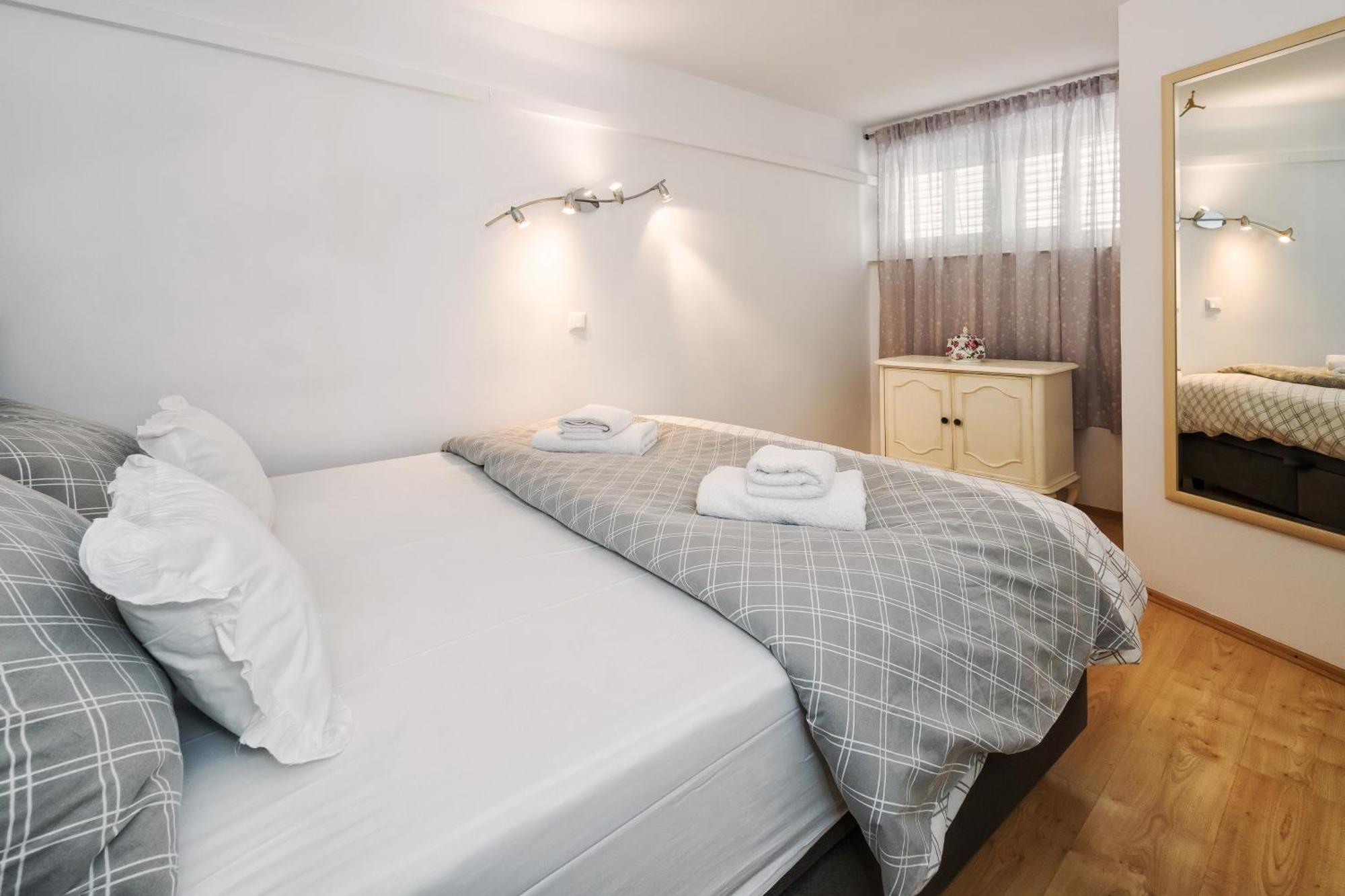 Relaxing 2Bd Apartment, Ground Floor - Walk To Old Town Split Bagian luar foto