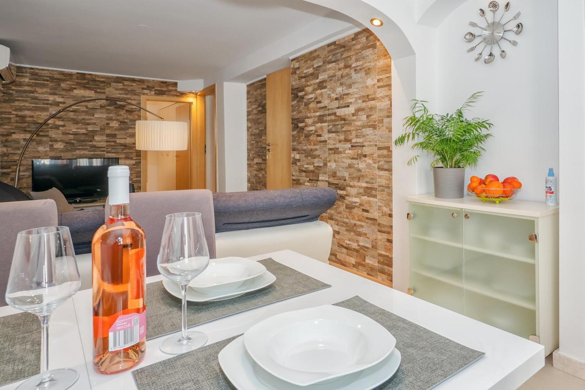 Relaxing 2Bd Apartment, Ground Floor - Walk To Old Town Split Bagian luar foto